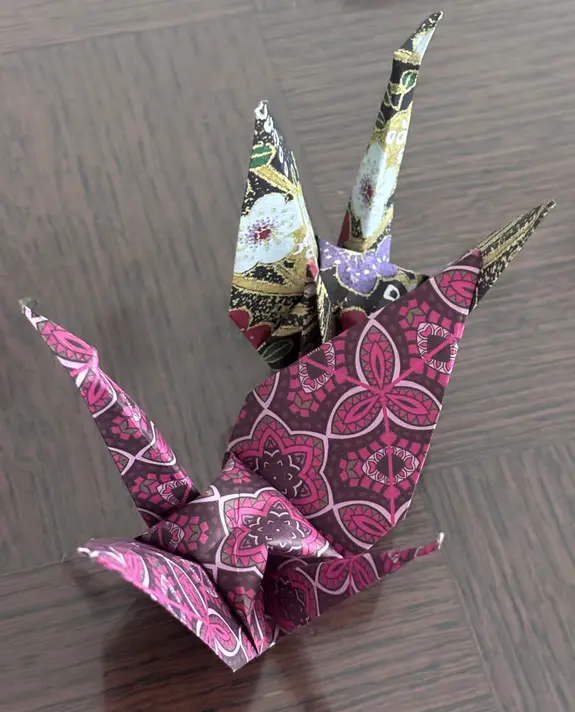 Deux origami représentant des grues japonaises