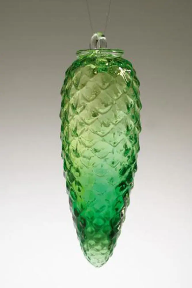Boule de verre en forme de pomme de pin fabriquée à Goetzenbruck et datée de 1880–1920
