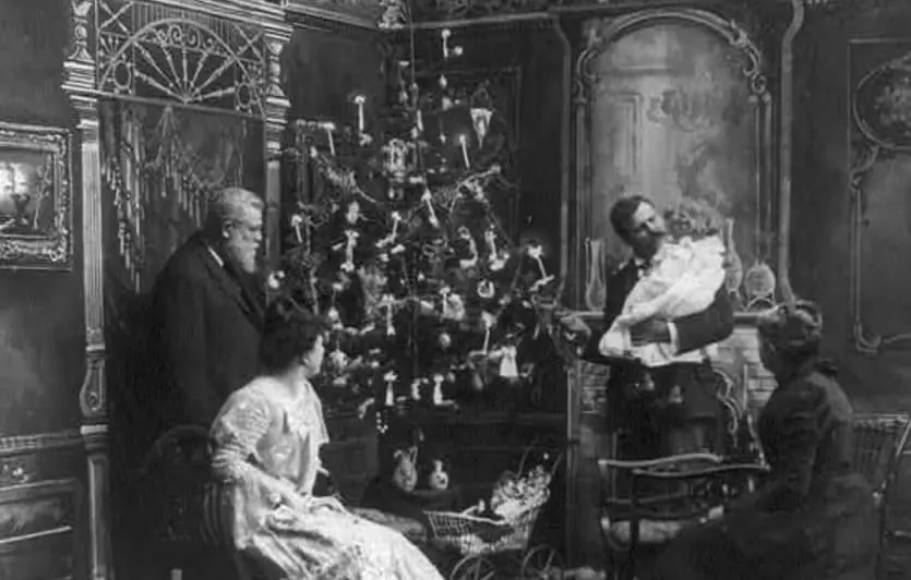 Sapin éclairé à la bougie - Photographie J. D. Cresse, vers 1900 — Bibliothèque du Congrès.